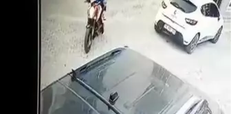 Zinciri kırmak için bir saat uğraşıp 35 bin liralık motosikleti böyle çaldı