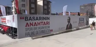 Gençler yüzmeyi portatif havuzda öğreniyor