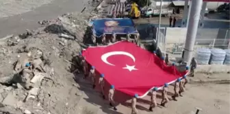 Son dakika gündem: KASTAMONU - (Drone) Sel felaketinin yaşandığı Bozkurt'ta askerlerin dev Türk bayrağı ve Atatürk posteri ile tören alanına gelişi