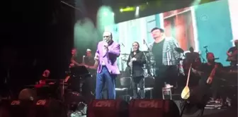 Volkan Konak Kuşadası'nda konser verdi