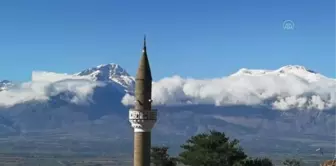 Beyaz gelinliğini giyen Munzur Dağı zirvesinde görsel şölen