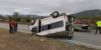 Tarım işçilerini taşıyan minibüs devrildi, 18 kişi yaralandı