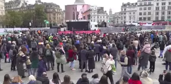 Mülteci çocukların simgesi kukla 'Küçük Amal' Londra'ya ulaştı