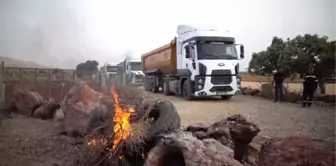 Ürünlerinin tozdan zarar gördüğünü ileri süren çiftçiler yolu trafiğe kapattı