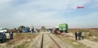 Tren hemzemin geçitte traktöre çarptı; 1 yaralı