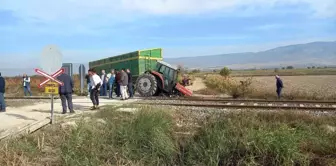 Trenin çarptığı traktörün ön iki tekerleği tarlaya uçtu; 1 yaralı