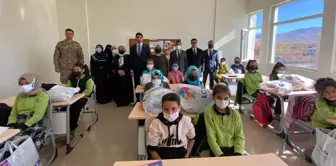 Hayırsever aile Doğanşehir ilçesindeki tüm öğrencilere kışlık kıyafet dağıttı