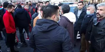 Beyoğlu'nda çorap satan seyyar satıcının ağabeyi zabıta amirine saldırdı