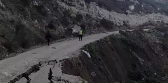 Karaburun'da facianın eşiğinden dönüldü: Çöken yol trafiğe kapatıldı