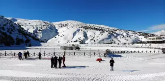 Son dakika haber | Yüzeyi buz tutan Ardıçlı Gölü mest ediyor