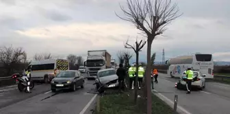 Servis aracı önce polis otosuna ardından otomobile çarptı: 2 yaralı