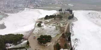 Pamukkale'de turistler kar altında termal havuza girdi