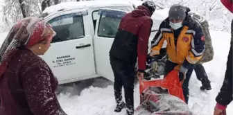 Yolu kardan kapalı evde rahatsızlanan kadın, hastaneye ulaştırıldı