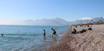 Antalyalılar ocak ayında denizin keyfini çıkardı