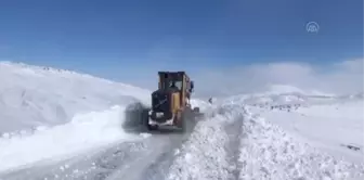 Sivas'ta ekipler, tipi nedeniyle yolu kapanan köydeki kalp hastası için seferber oldu