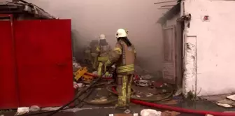 Kadıköy'de hurdalıkta çıkan yangın söndürüldü