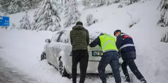 Son dakika! Kar nedeniyle yolda mahsur kalan öğrencileri jandarma kurtardı