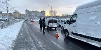 İstanbul polisi yoldan kalan sürücülere yardım etti