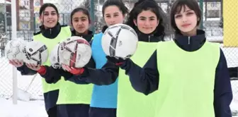 SEVGİ EVLERİNDEKİ KIZLAR FUTBOL TAKIMI KURDU, 3'ÜNCÜ LİGE HAZIRLANIYORLAR