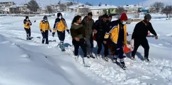 Son dakika gündem: Yol kardan kapanınca sedyeyle 2 kilometre ambulansa taşındı