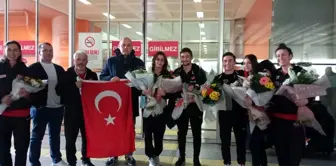 Dünya şampiyonu cimnastikçiler, İzmir'de karşılandı