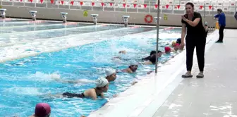 Antalya'da kadınlar, yaz mevsimi öncesi havuzda jimnastik yaparak forma giriyor