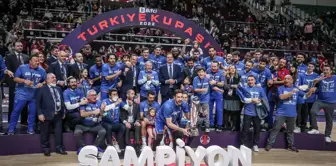 Anadolu Efes şampiyonluk kupasını aldı