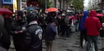 Rusya'nın Ukrayna'ya askeri müdahalesi İstanbul'da protesto edildi