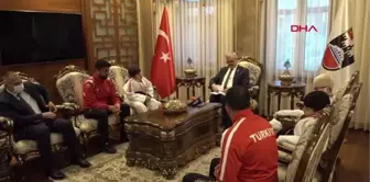 VALİ KARALOĞLU, GÖRME ENGELLİ ŞAMPİYON MİNİKLERİ MAKAMINDA AĞIRLADI