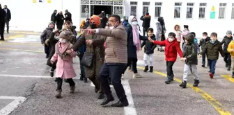 Vali ve belediye başkanı öğrencilerle birlikte deprem tatbikatına katıldı