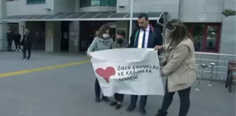 Karısını bıçaklayarak öldüren sanığın yargılanmasına başlandı