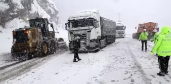 ZİGANA GEÇİDİ'NDE KAR VE TİPİ ULAŞIMI AKSATIYOR