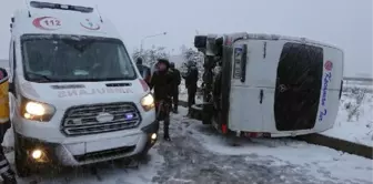 Karda kayan işçi servisi devrildi: 4 yaralı