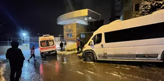 Yokuştan inerken kayan tırın çarptığı minibüs, hasta bekleyen ambulansa çarptı