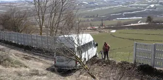 Samsun'da minibüsün beton çite çarpması sonucu 3 kişi yaralandı