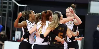 Lider VakıfBank normal sezonu galibiyetle kapattı