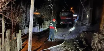 Artvin'de gece çıkan yangında iki katlı ev kullanılamaz hale geldi