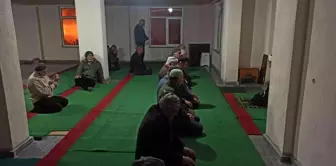 İnşaatı devam eden Balçıkhisar köy camisinde ilk teravih namazı kılındı