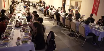 İzmir protokolü Sevgi Evleri'ndeki çocuklarla iftarda buluştu