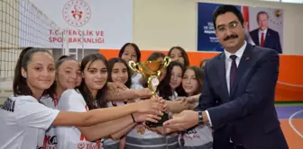 Selendi'de voleybol turnuvasının şampiyonları belli oldu