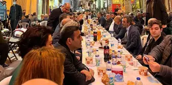 Beyoğlu'nda sofralar kuruldu, sokak iftarına bine yakın vatandaş katıldı