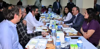 Ardahan Valisi Hüseyin Öner, sağlık çalışanlarıyla iftarda bir araya geldi