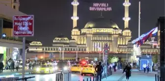 Taksim Meydanı ile çevresi, araç ve yaya trafiğine tekrar açıldı