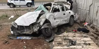 Sivas'ta duvara çarpan otomobildeki 2 kişi öldü, 4 kişi yaralandı