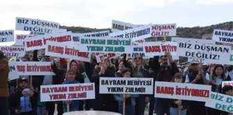 KAÇAK YAPILARINA YIKIM KARARI ÇIKINCA ELLERİNDE DÖVİZLERLE EYLEM YAPTILAR