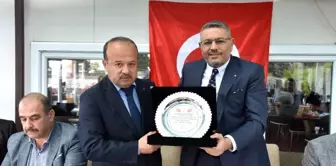 Başkan Sadıkoğlu'na oto galericilerinden teşekkür plaketi