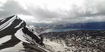 Nemrut Krater Gölü'nde iki mevsim bir arada