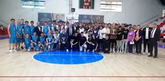 Genç Erkekler Futsal ve Basketbol şampiyonaları kupalarını aldı