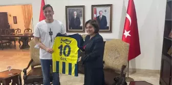 Mesut Özil, T.C. Cakarta Büyükelçiliği'ni ziyaret etti