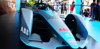 Formula E araçlarının kopyaları yarışma öncesi Cakarta'da sergilendi